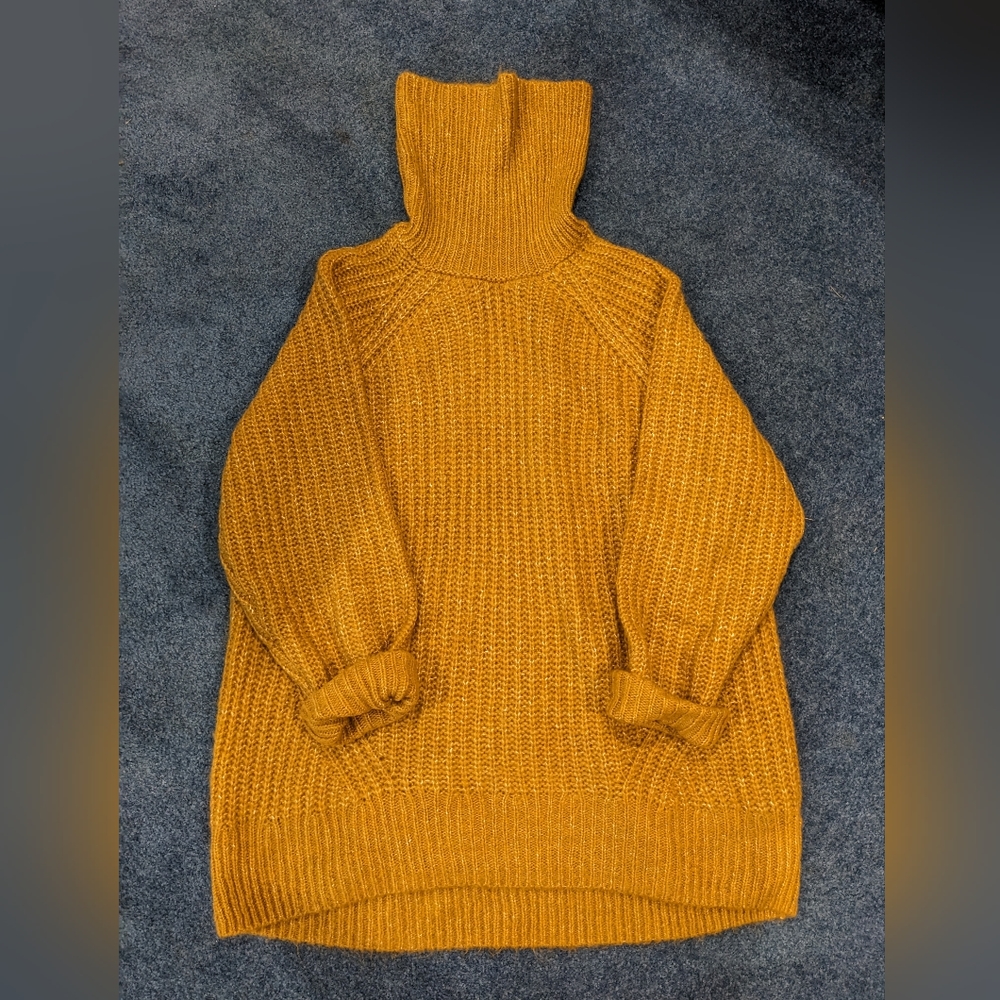 ❄️ Yellow sweater